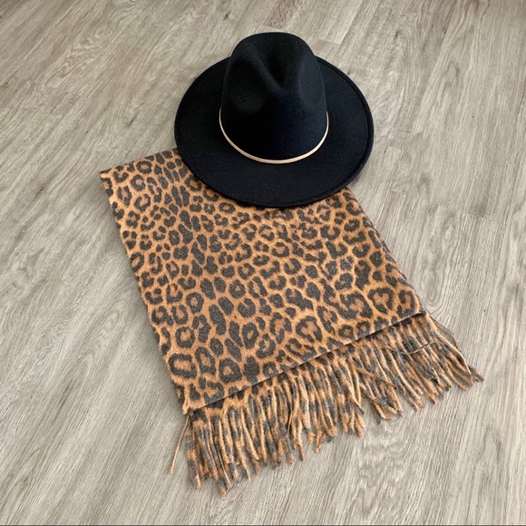 NEW ❗️ Leopard print scarf /shawl - NWT ✨ - Picture 2 of 5
